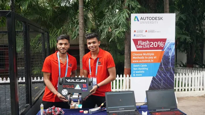 Autodesk Universityలో తమ కాంబాట్ రోబో Vulcanతో Hriteek, Shivanshu