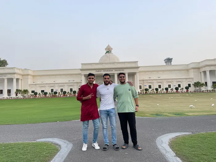 IIT Roorkee లాన్స్‌లో వ్యవస్థాపకులు