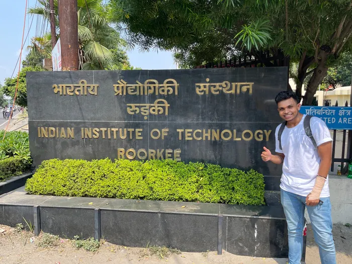 IIT Roorkee బోర్డు దగ్గర