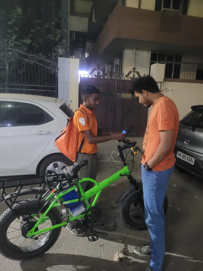 రాత్రి వేళ బ్యాటరీ స్వాప్ చేస్తున్న డెలివరీ రైడర్