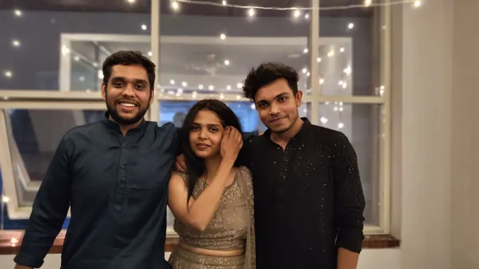 తన ఇద్దరు కో-ఫౌండర్లతో Paridhi