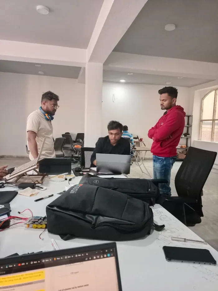 ఆఫీస్‌లో పనిలో ఇంజనీర్లు