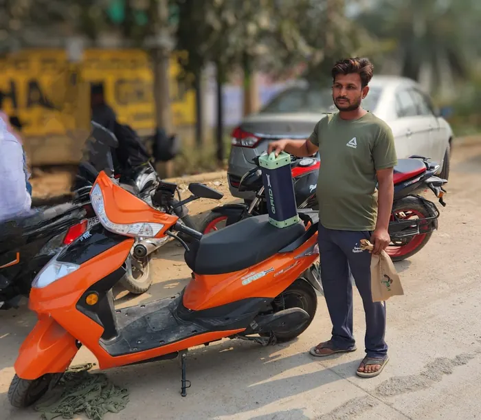 స్కూటర్‌తో టెస్ట్ రైడర్