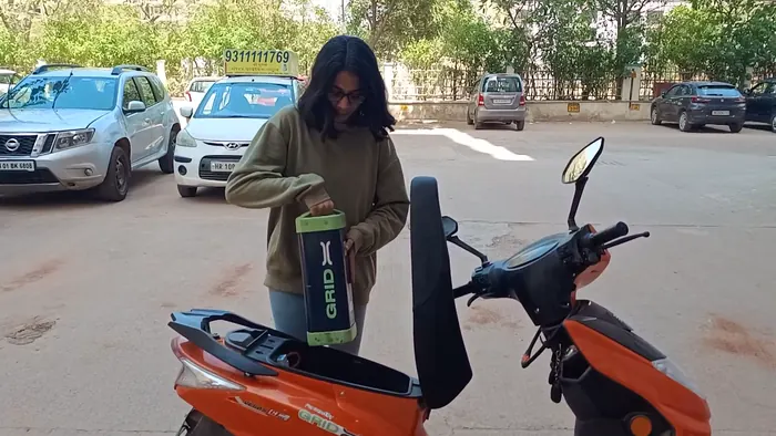స్కూటర్‌లో PowerPod పెడుతూ