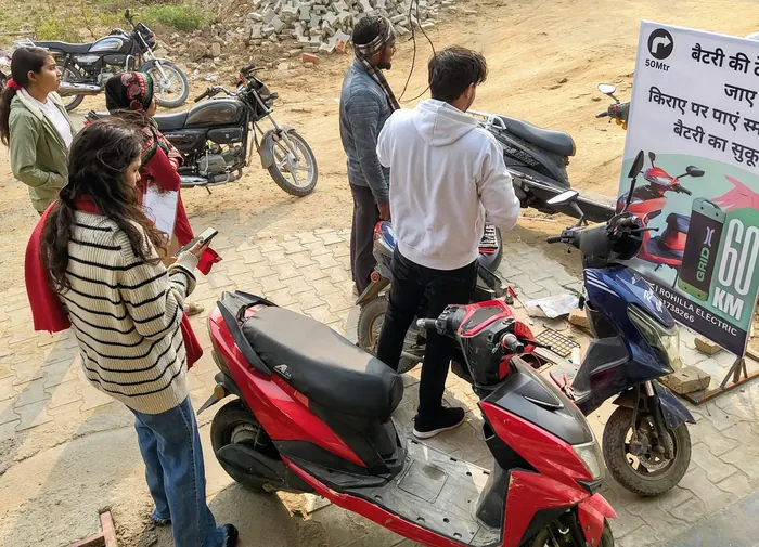 మా మొదటి D2C కస్టమర్ స్కూటర్‌కు రెట్రోఫిట్ చేస్తూ