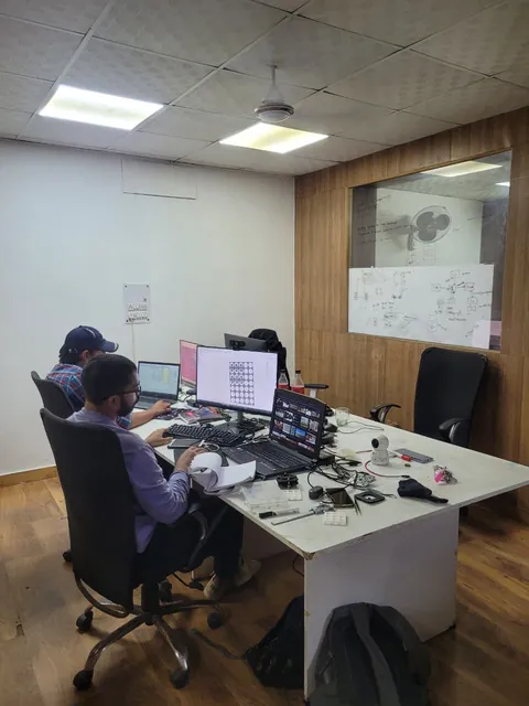 కొత్త ఆఫీస్‌లో పొద్దుపోయే వరకు పని