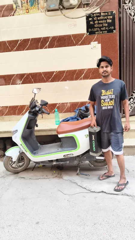 తన స్కూటర్‌తో ఒక రైడర్