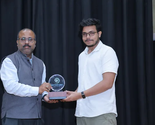 Battery 360లో అవార్డు అందుకుంటూ