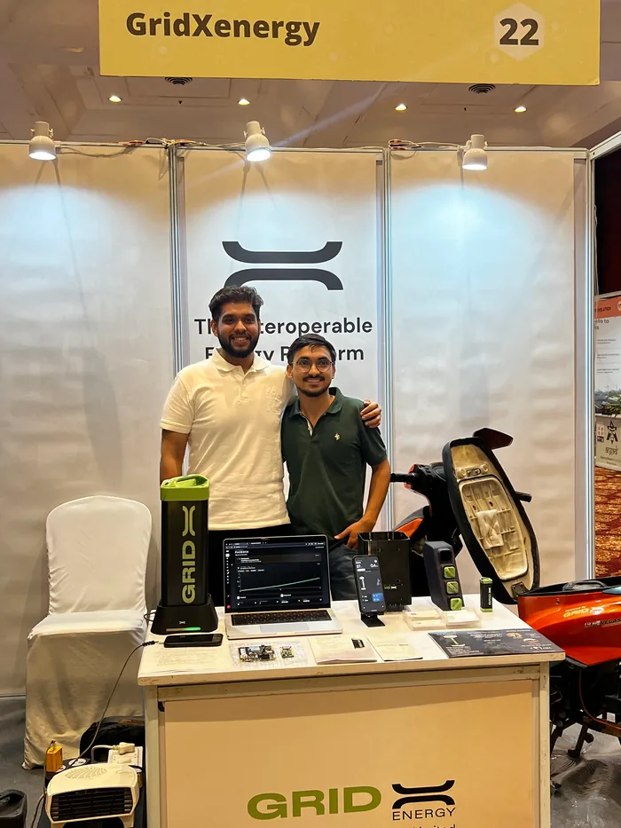 Battery Summitలో GridXenergy స్టాండ్ దగ్గర టీమ్‌లో ఇద్దరు