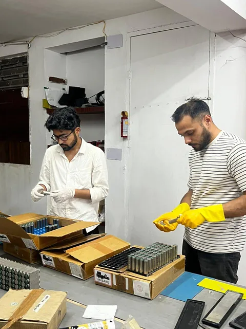 సెల్స్‌ను వేరు చేస్తున్న ఇంజనీర్లు